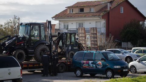 Excavadoras de la Polica Nacional durante un operativo en Vilanova