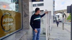 Fran regenta la cafeter�a Os Colexios, uno de los negocios m�s cercanos a la porta do Bispo Odoario.