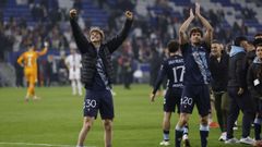 Los jugadores del Celta Fer L�pez y Marcos Alonso, felices sobre el c�sped del Groupama Stadium tras eliminar al Lyon.