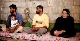 Una de las familias sirias llegadas a Ersal se ha instalado en un edificio a medio construir en el centro del pueblo.