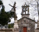 La campana, tras la poda integral realizada al carballo hace poco m�s de cuatro a�os. Al fondo, la torre de la iglesia. 