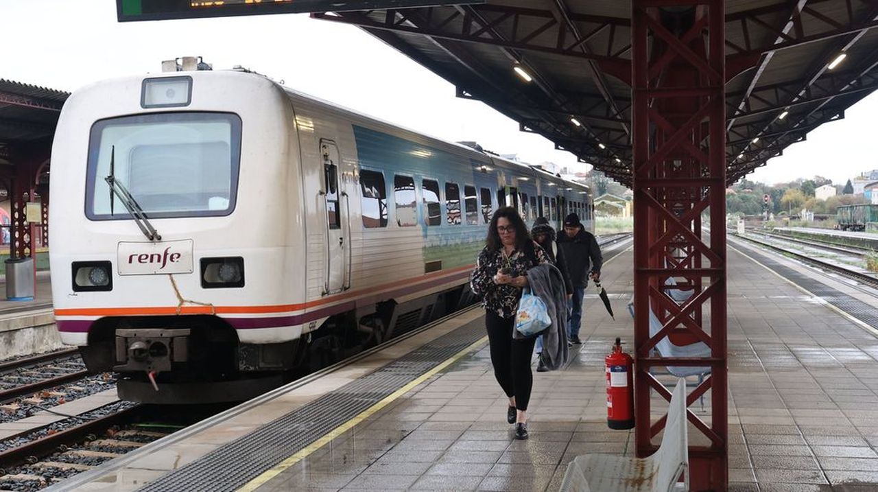 El tren de A Coruña no llega y deja tirados a viajeros en la estación ...