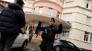 Un polic�a frente al instituto Tom�s de Aquino, en San Juan de Luz.