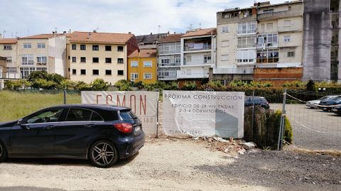 Cartel de la constructora Esmon que anuncia las obras en un solar de la calle Ferrol