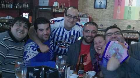 Andr�s Mari�o, no centro coa camiseta do D�por, cun grupo de amigos