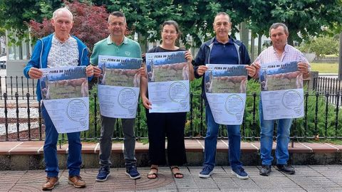 <span lang= gl >Membros da directiva da Comunidade de Montes Veciñais Costa de Laxamoura co alcalde, Demetrio Salgueiro, e a concelleira de Agricultura e Gandeiría, Dolores Meitín, na presentación do programa da feira</span>
