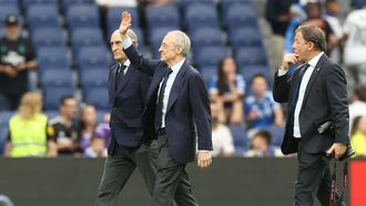 Florentino P�rez, junto a Pirri, antes de un partido en el Santiago Bernab�u.