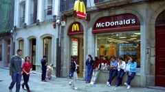 Varios chavales, en el 2000, delante del local que durante aos tuvo McDonald's en la calle Real