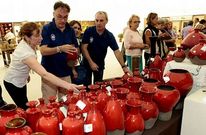 Muchos clientes se acercaron ayer a la Mostra de Bu�o a comprar artesan�a local.