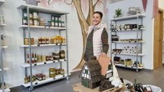 Rosa posa desde su nuevo espacio de productos de gastronom�a local en A Valenz�