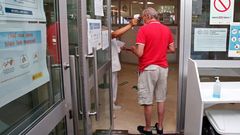 En las puertas del centro de salud de Baltar est�n tomando la temperatura a todos los pacientes