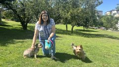 María José Rodríguez pasea a sus perros por el parque de Oza.
