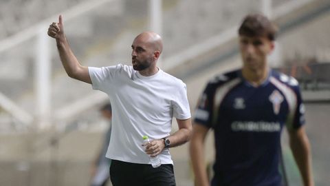 El entrenador del Celta, Claudio Gir�ldez, durante el partido ante el Omonia.