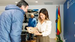 La conselleira do Mar, Marta Villaverde, recibi� una bolla de pan de Cea de manos del presidente de la IXP, Juan Luis Calvi�o.