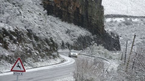 Un todoterreno baja este viernes por la ma�ana del Alto do Boi (990 metros de altura), el punto m�s alto de la carretera que une Quiroga con Folgoso do Courel, la LU-651