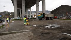 Trabajos para reparar el estacionamiento disuasorio situado debajo del puente de la AP-9 al lado de la Casa do Mar, en Mollavao (Pontevedra)