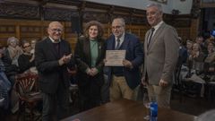 Enric Juliana, que recibi� el Premio de Ensaio de la Asociaci�n Cultural Casino de Santiago, junto al presidente de la entidad, Ubaldo Rueda; la alcaldesa de Santiago, Goretti Sanmart�n; y el secretario xeral da Lingua, Valent�n Garc�a