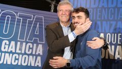 Alfonso Rueda y Ra�l Santamar�a, c�lebre por participar en el concurso �Reacci�n en cadena� y que va de n�mero 7 por Pontevedra, ayer en Vilagarc�a