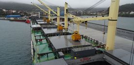 Vista desde el puente del �Georg Oldendorff�, con el mercante �Grace S�, el puerto de Brens y Ferroatl�ntica al fondo. 