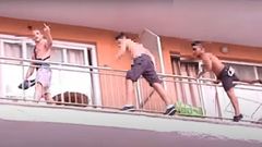 Tres turistas haciendo balconing en Magaluf (Calvi).