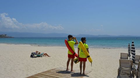 Socorristas en la playa de Silgar