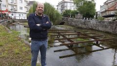 O concelleiro de Caldas Manuel Fari�a, no r�o Berma�a, ante a estrutura na que se queimar� a figura de San Xo�n