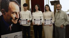 ker, Nerea e Mara con Javier Casares, presidente da fundacin que organiza o concurso, xunto a un retrato do autor