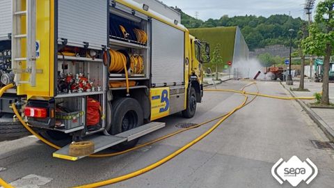 Los bomberos controlan una fuga de gas en la calle Jovellanos de La Felguera, en Langreo