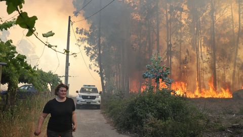 Una vecina en la zona donde se produjo el incendio entre Vilanova y Cambados