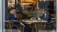 El presidente del Gobierno, Pedro Sánchez,  y el del PSC en el Parlamento catalán, Salvador Illa, toman un café en Barcelona tras celebrarse la segunda reunión de la mesa del diálogo entre el Gobierno central y la Generalitat. 