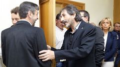 A la izquierda, de espaldas, Jos� Luis Paj�n, alcalde socialista, felicitado por su predecesor, el popular Marcial Sanjurjo; tras �l, en la puerta, Jos� Ram�n V�zquez, exteniente de alcalde popular y ahora edil de CxG; y a la derecha, Bego�a Moreiras, la edila elegida por el PP que dio la alcald�a al PSOE y ahora ser� primera teniente de alcalde. 