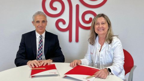 El ur�logo Manuel Ruibal y la gerente de Povisa, �ngela Guerra