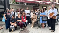 Participantes na ruta polo mapa literario de Carballo, unha das actividades do curso