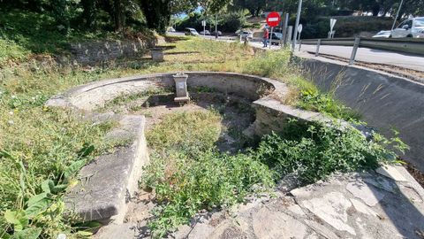Zona de descanso en la N-6. Ahora que cumple 50 años la circunvalación de la N-6 es un buen momento para recordar cómo antes era habitual este tipo de áreas, como la ubicada por debajo de la Facultade de Ciencias. La ampliación de la N-6 la fue arrinconando