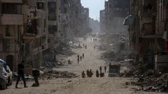 Varias personas caminan por una calle de Ciudad de Gaza