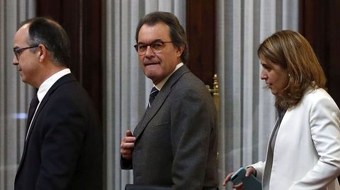 Artur Mas, acompaado por la coordinadora general del PDeCAT, Marta Pascal, y el portavoz parlamentario de JxS, Jordi Turull