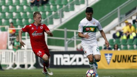 Borja Valle conduce un bal�n en un partido con el Elche