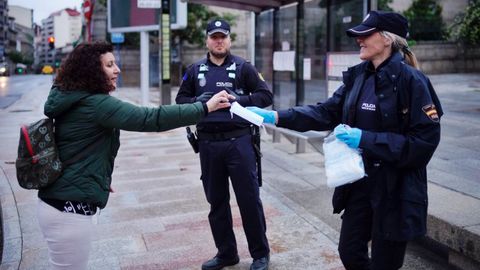 La Polica Nacional reparti mascarillas en la Alameda de Ourense