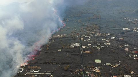La lava del volcán de La Palma sepulta el cementerio de Las Manchas