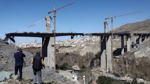 El mayor puente de Oriente Medio, en Karaj, qued� quebrado en varios puntos