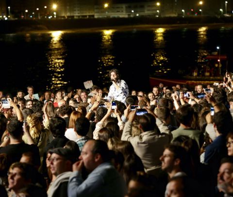 El cantante de Sidonie, a hombros por la playa. 