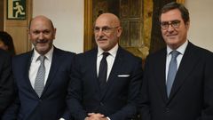 El selecionador nacional, Luis de la Fuente (c), el presidente de la Federaci�n de F�tbol, Rafael Louzan (i) y el presidente de la CEOE, Antonio Garamendi (d) durante la audiencia a los galardonados con los Premios Princesa de Asturias 2026 celebrada este viernes en el Hotel de la Reconquista de Oviedo