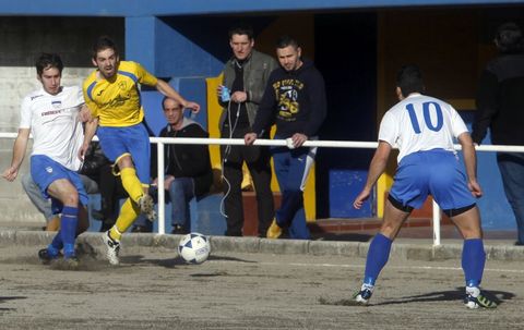 El Lamp�n (de amarillo) empat� el domingo en el campo de A Mina con el Tarago�a. 