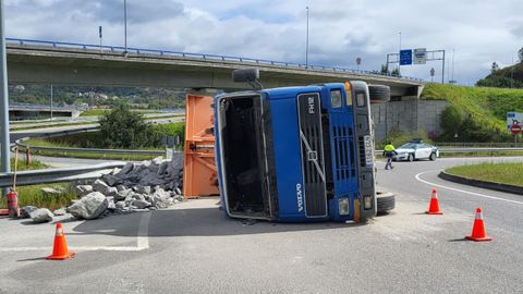 El camin qued volcado sobre la calzada, cayendo toda su carga de piedras