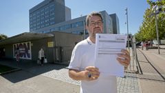 Santiago Garc�a, profesor de Ingl�s del IES S�nchez Cant�n de Pontevedra, este mi�rcoles, en la Delegaci�n Territorial de la Xunta, tras entregar las 107 firmas de docentes