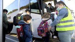 Imagen de un grupo de ni�os accediendo al transporte escolar a principio de curso