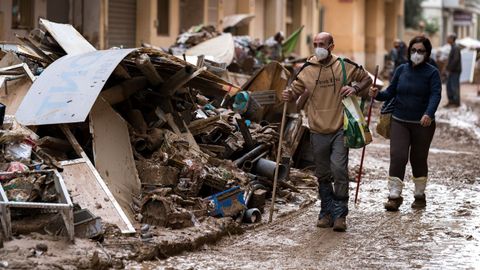 Voluntarios limpian las calles de Paiporta tras el paso de la dana