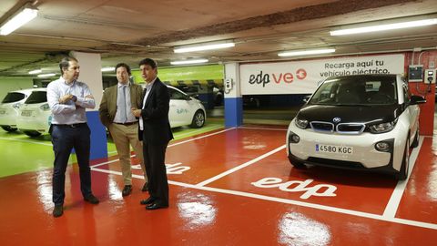 De izquierda a derecha, Ignacio y Roberto Fern�ndez con Antonio Gonz�lez-Lamu�o ante la zona de recarga de veh�culos