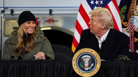 El presidente Trump se dirige a la primera dama en un encuentro con la prensa a su llegada a Carolina del Norte.