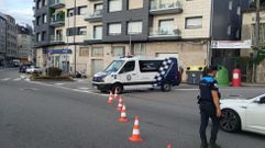 La patrulla de la Polic�a Local que vio llegar al herido ensangrentado, este domingo en Poio.